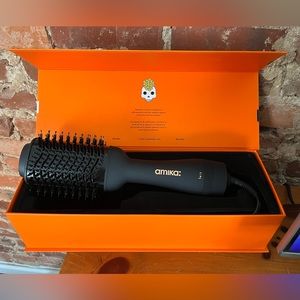 Amika 2.0 blow dryer brush